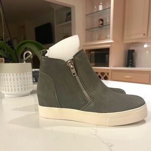 Brand New! Never Worn Steve Madden Wedgie Sneaker - GRAY - SUEDE